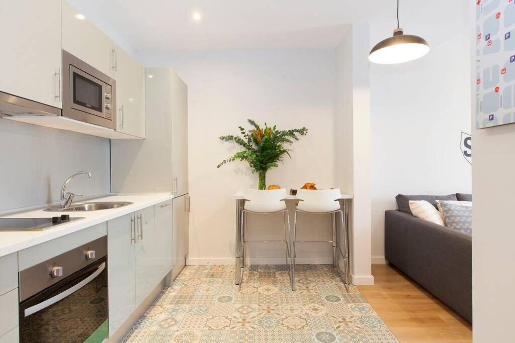 Perfectly Located 4-bed 4-bath In 2-1 Barcelona