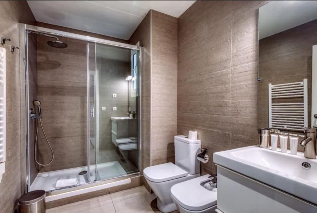 Perfectly Located 4-bed 4-bath In 2-1 Apartment