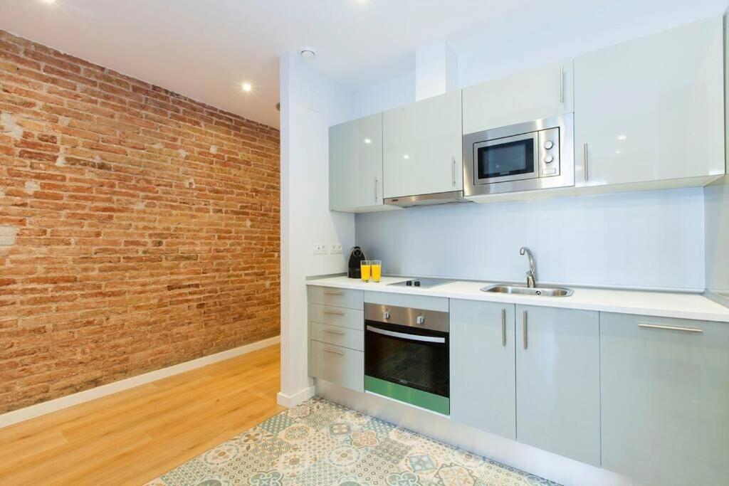 Appartement Perfectly Located 4-bed 4-bath In 2-1 *