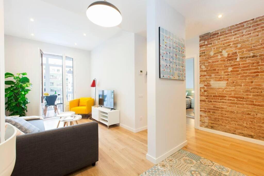 Perfectly Located 4-bed 4-bath In 2-1 Appartement