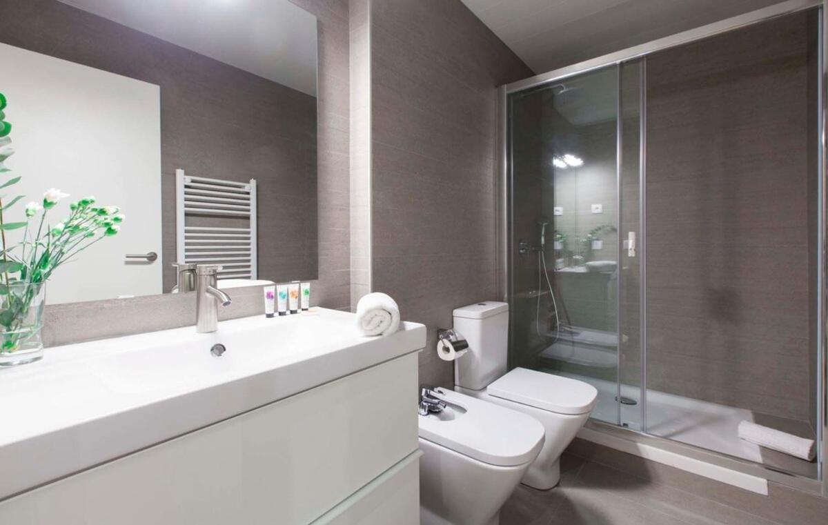 Appartement Perfectly Located 4-bed 4-bath In 2-1 *