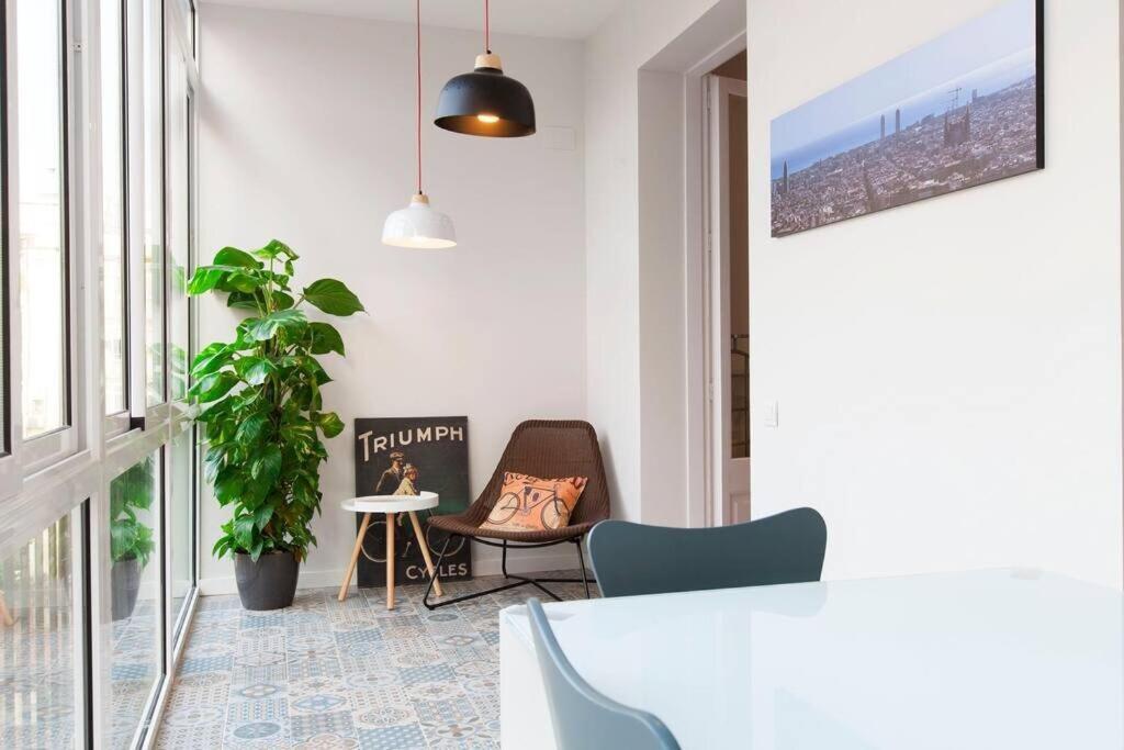 Perfectly Located 4-bed 4-bath In 2-1 Barcelona